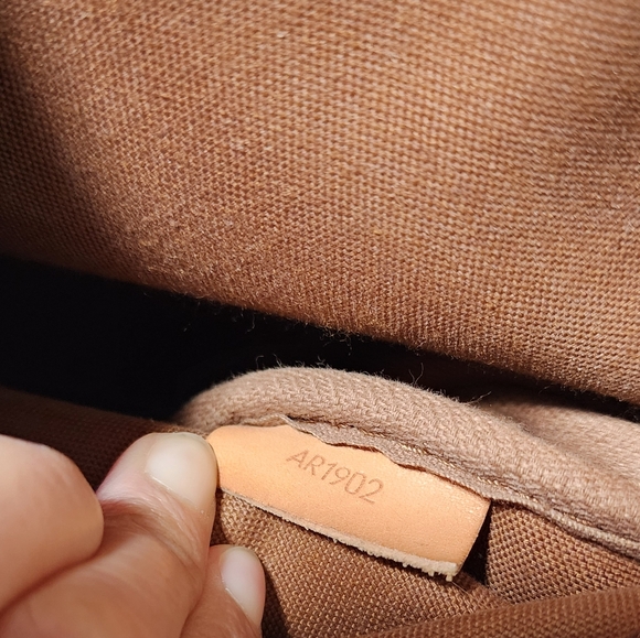 Louis Vuitton Saumur 30. Dryness & slight water marks on vachetta. - Picture 13 of 14